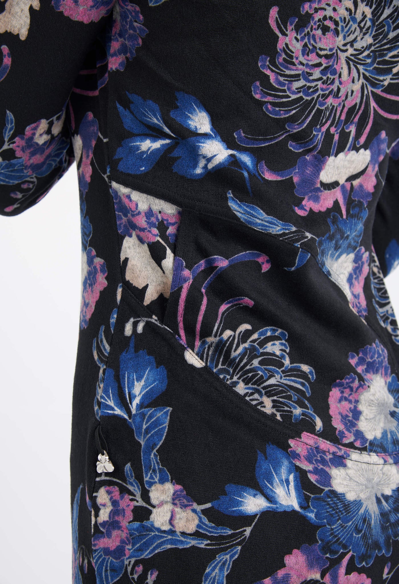 Découvrez l'élégante robe Anne et son joli imprimé Lotus. Une robe simple, mais unique conçue par la designer Québécoise, Katy St-Laurent.