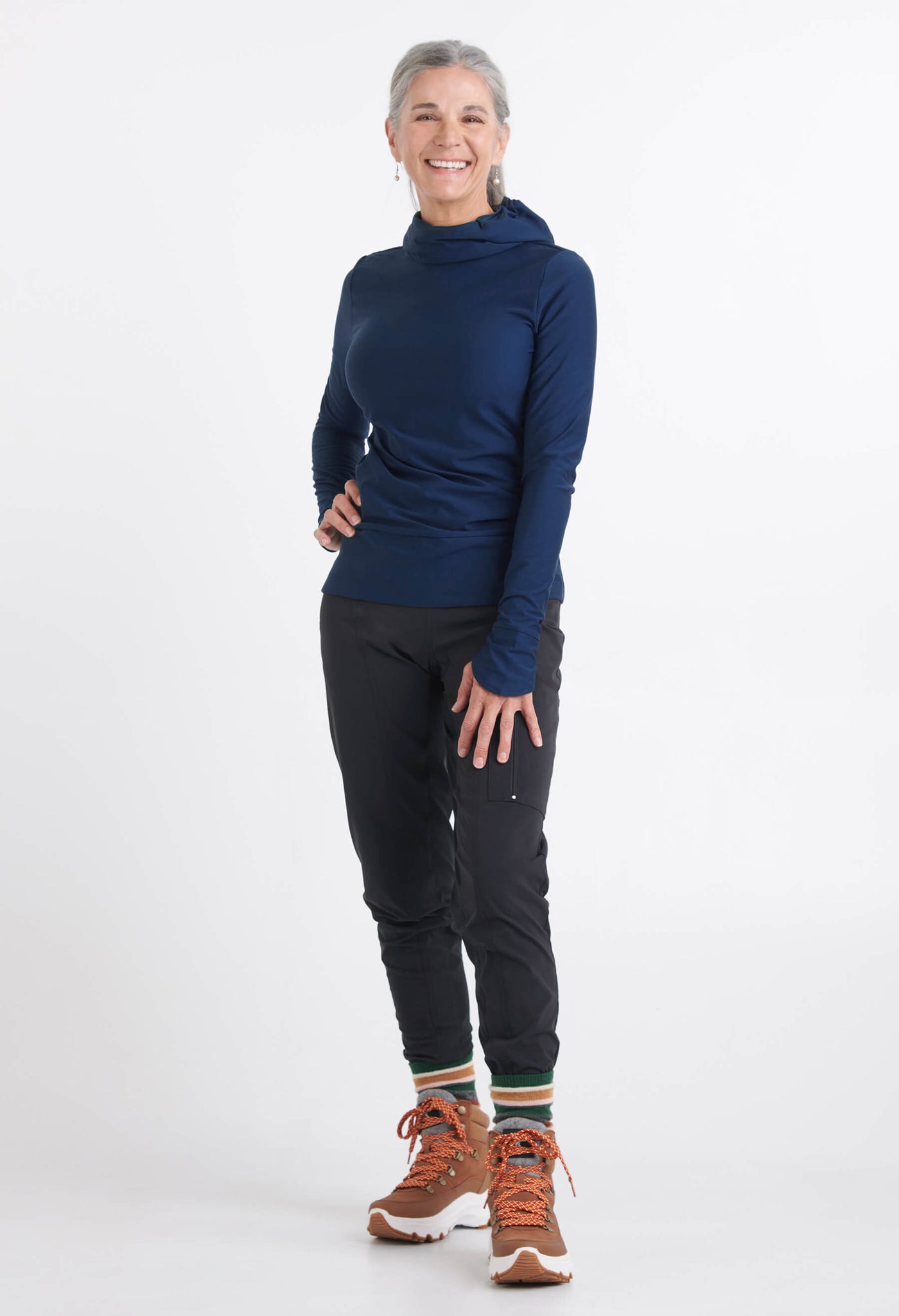 Chandail Bianca marine porté avec le pantalon Renée noir, créations québécoises par KSL!