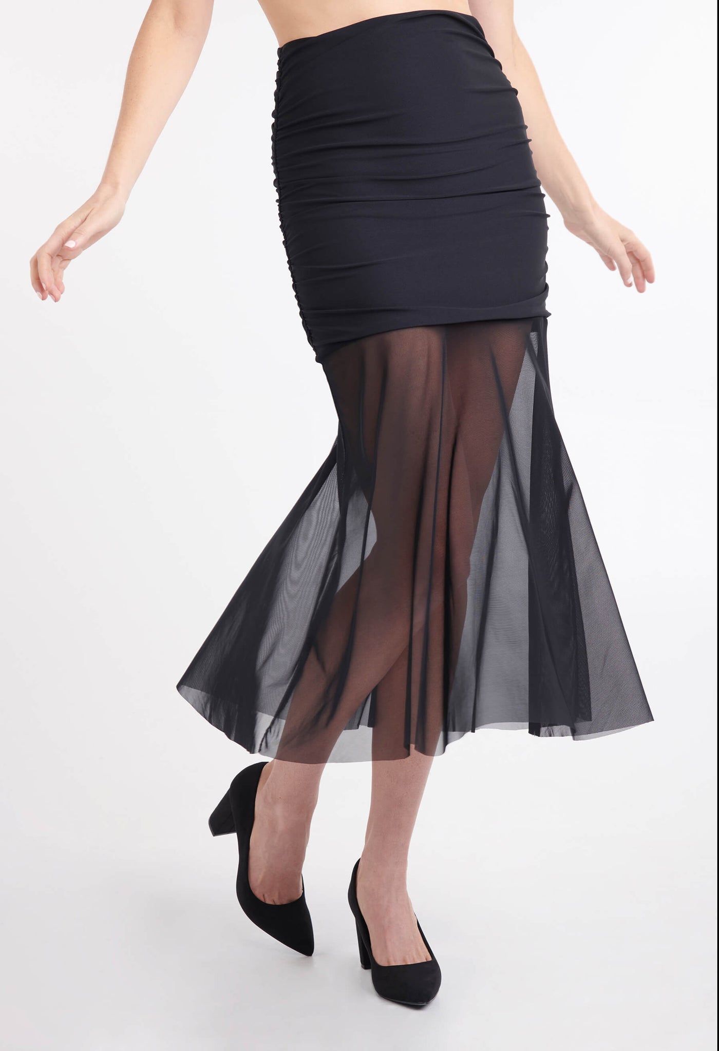 Jupe Éliane avec tissu imitation nylon noire, peut s'adapter en robe. Produit québécois fait par KSL!