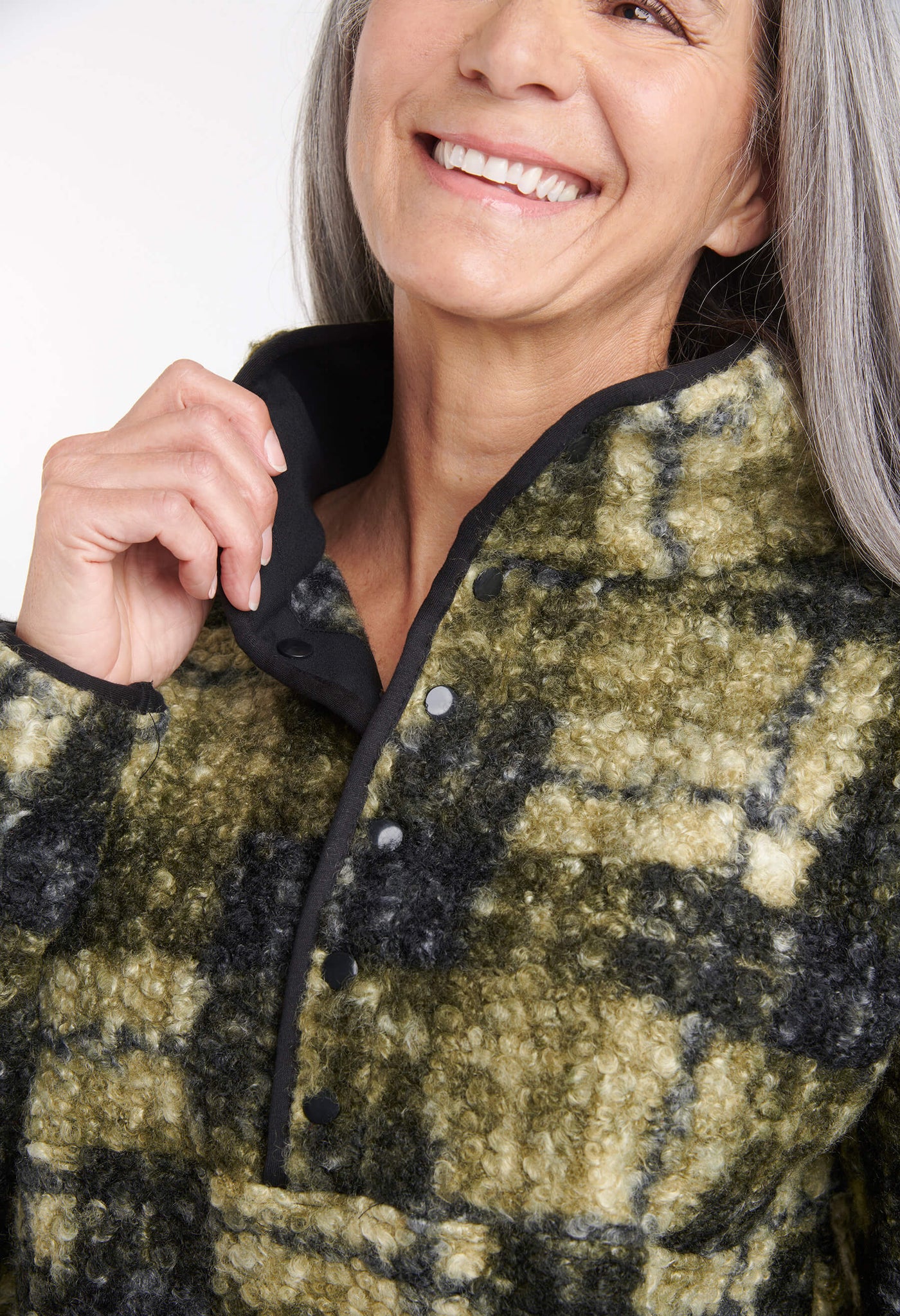 Découvrez la veste Lina en tissu bouclé ultra doux avec un joli imprimé à carreaux.