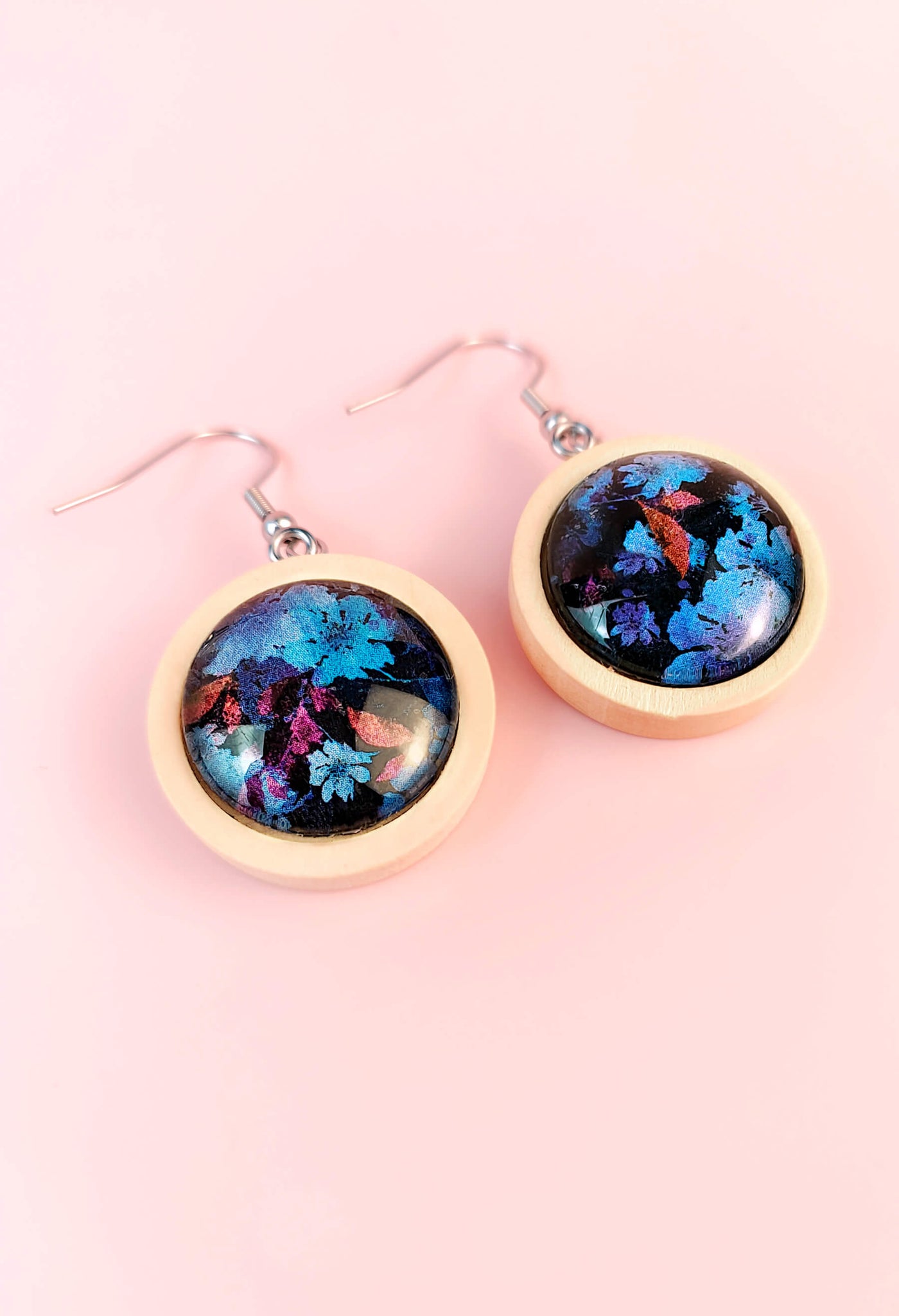 Melon Doux X KSL présentent les boucles d'oreilles Les Bois Bohèmes au motif exclusif Blossom