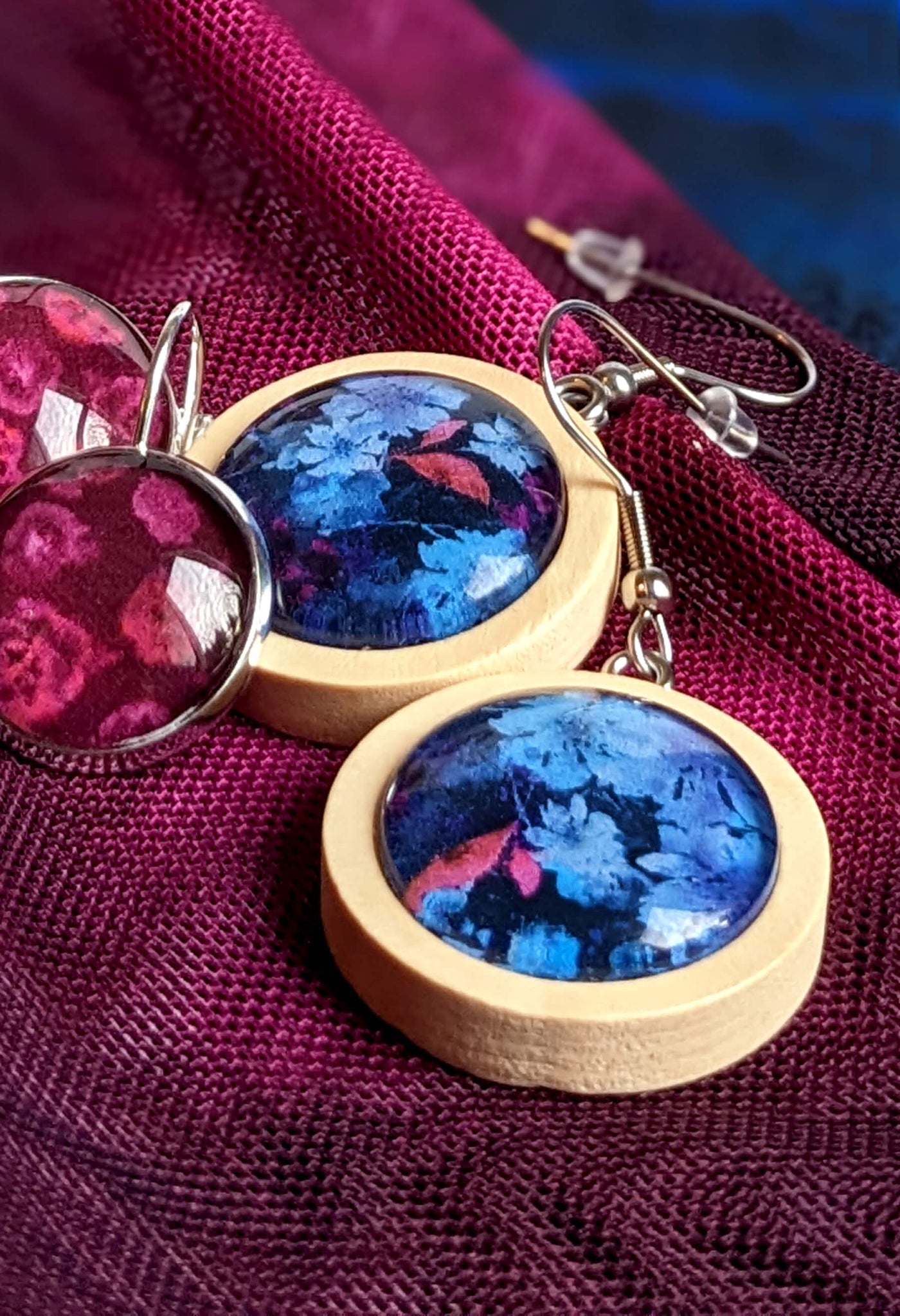 Melon Doux X KSL présentent les boucles d'oreilles Les Bois Bohèmes au motif exclusif Blossom