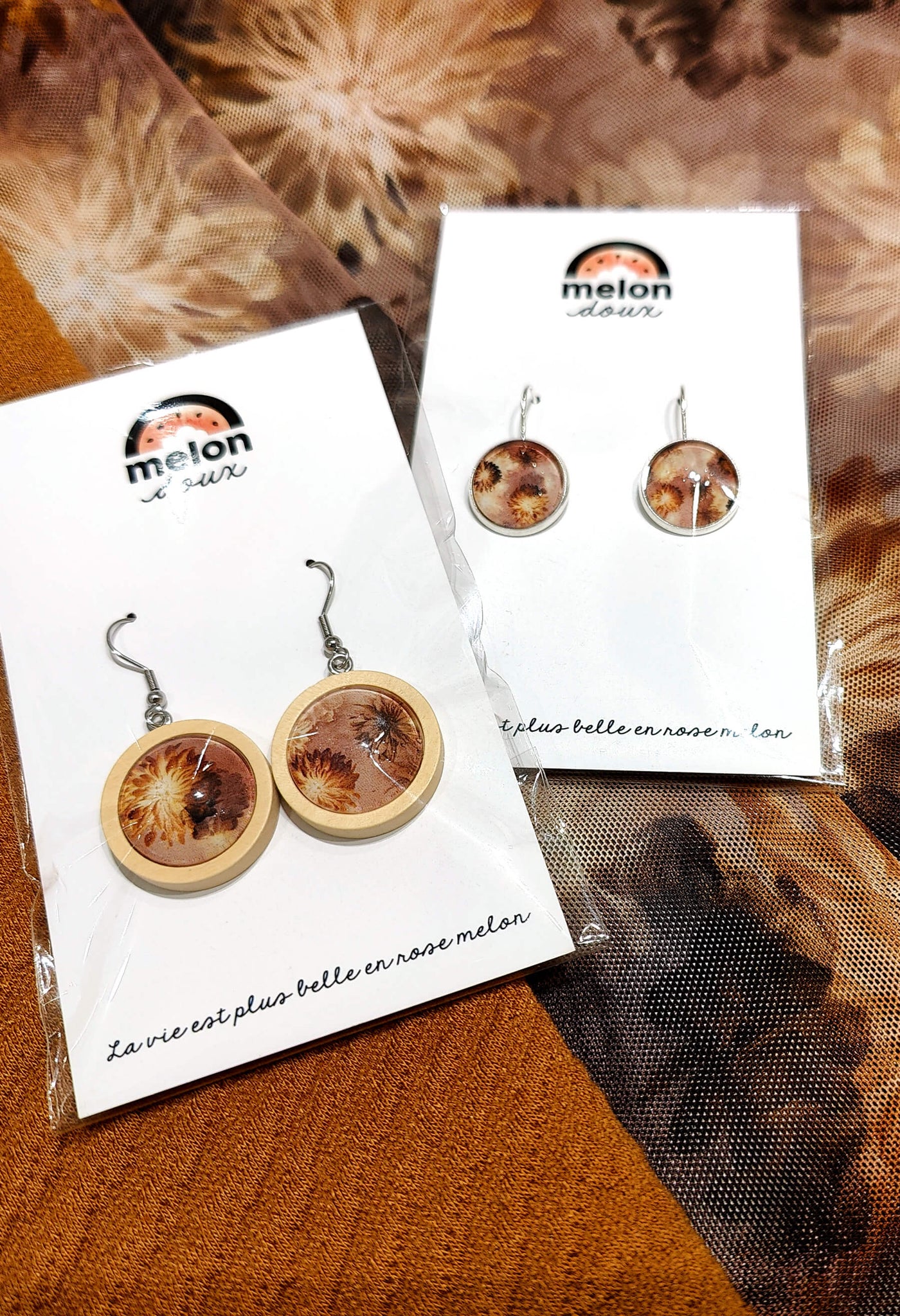 Melon Doux X KSL présentent les boucles d'oreilles Les Délicates avec le motif exclusif Dahlia Moka