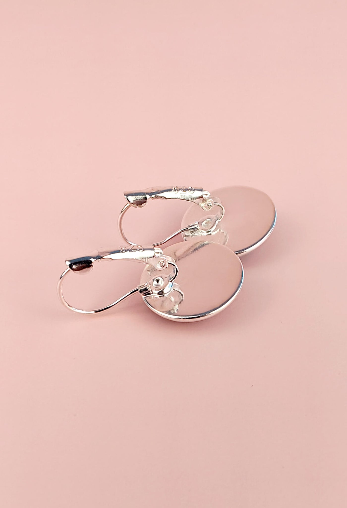 Melon Doux X KSL présentent les boucles d'oreilles Les Délicates avec le motif exclusif Dahlia Moka