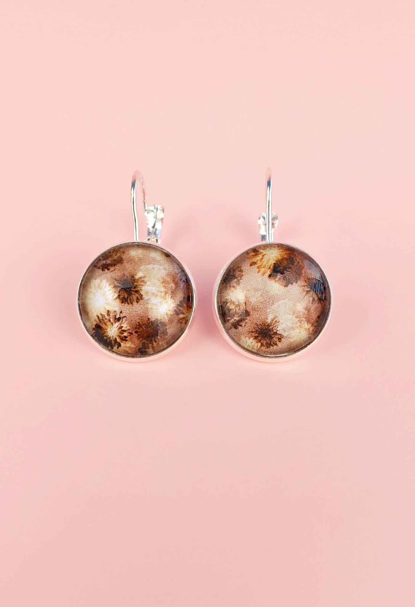 Melon Doux X KSL présentent les boucles d'oreilles Les Délicates avec le motif exclusif Dahlia Moka