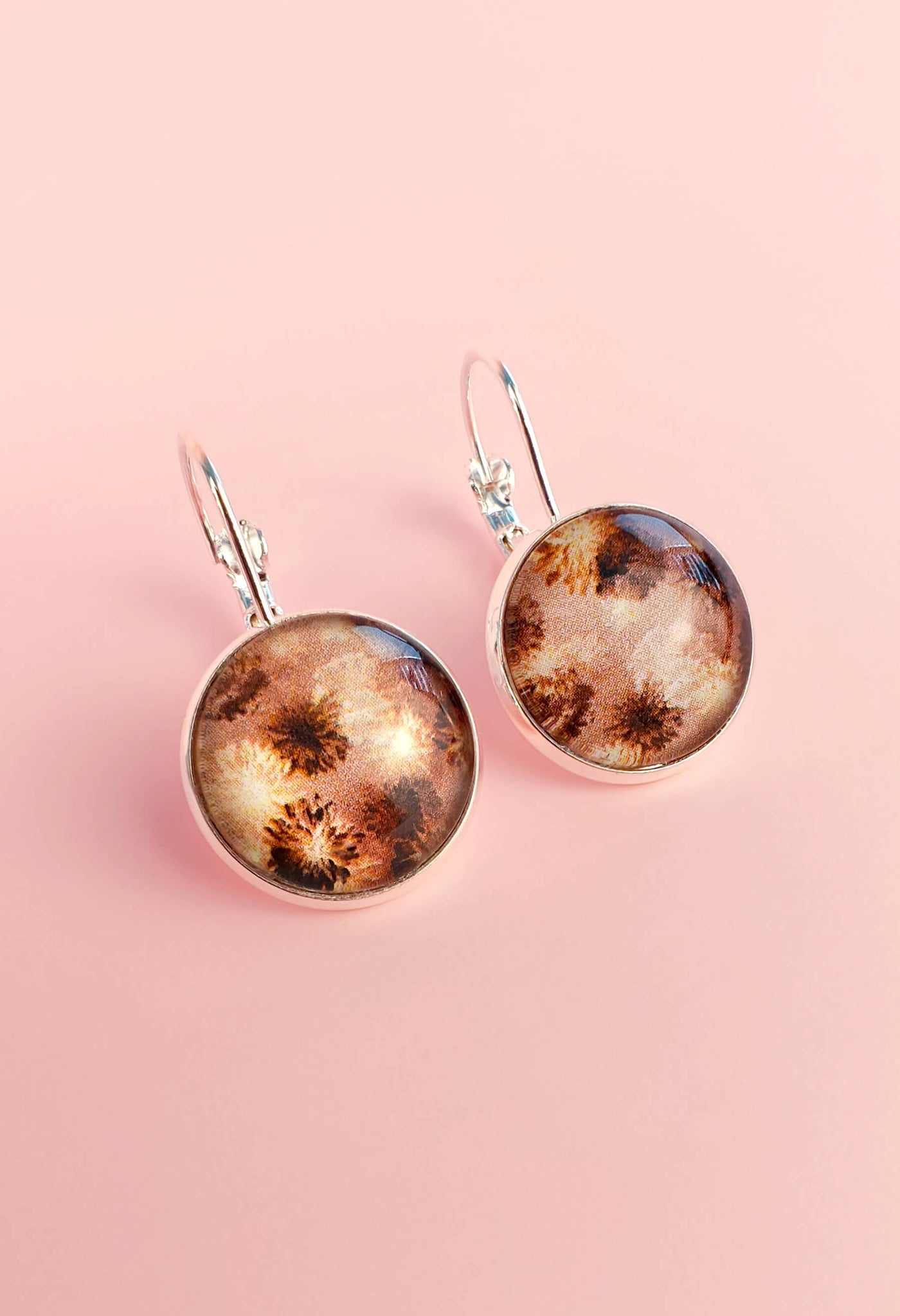 Melon Doux X KSL présentent les boucles d'oreilles Les Délicates avec le motif exclusif Dahlia Moka