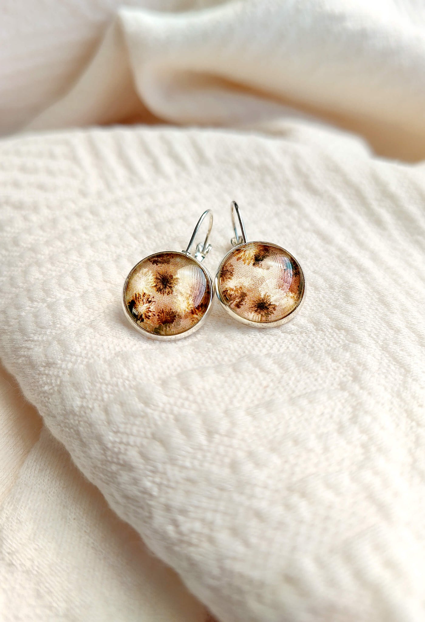Melon Doux X KSL présentent les boucles d'oreilles Les Délicates avec le motif exclusif Dahlia Moka