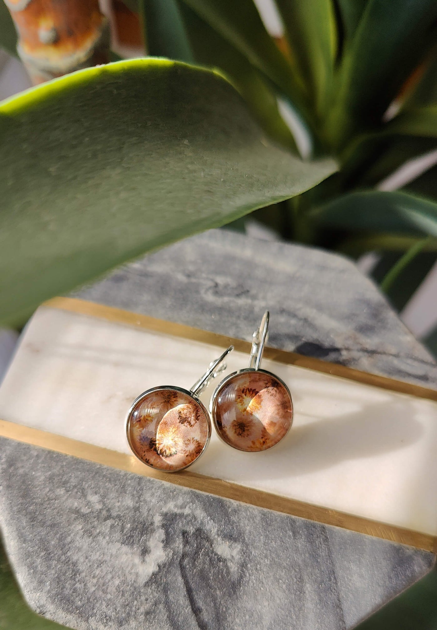 Melon Doux X KSL présentent les boucles d'oreilles Les Délicates avec le motif exclusif Dahlia Moka