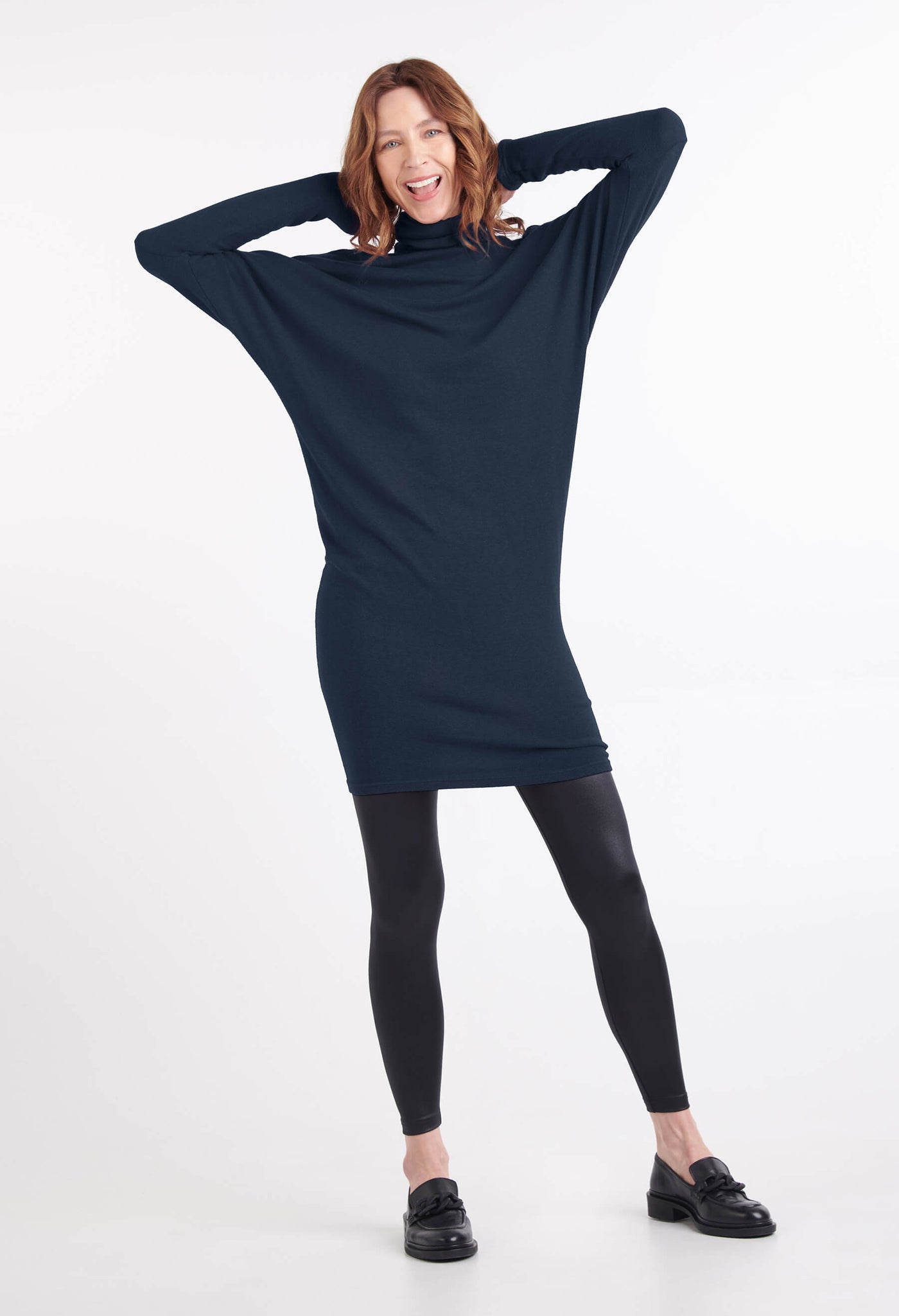 Robe longue Vanessa à col roulé, couleur marine portée avec legging Angelina satin, produits faits au Québec par KSL!