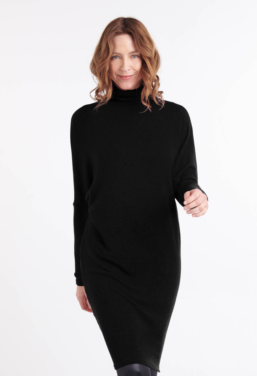 Robe longue Vanessa à col roulé, couleur noire portée avec legging Angelina satin, produits faits au Québec par KSL!