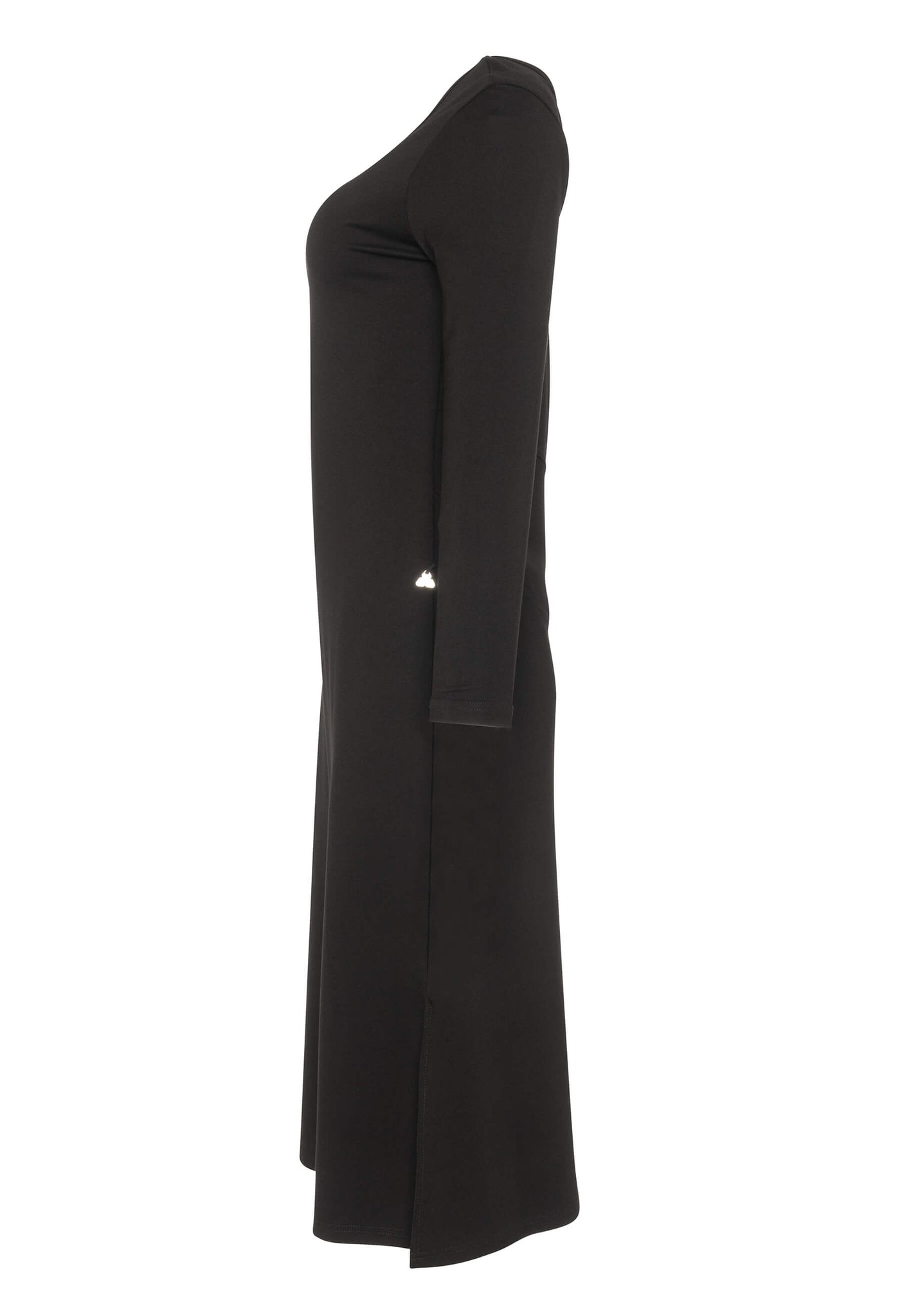Découvrez la robe noire Amalia conçue par Katy St-Laurent. Cette robe noire de longueur midi est élégante et offre un look raffiné.