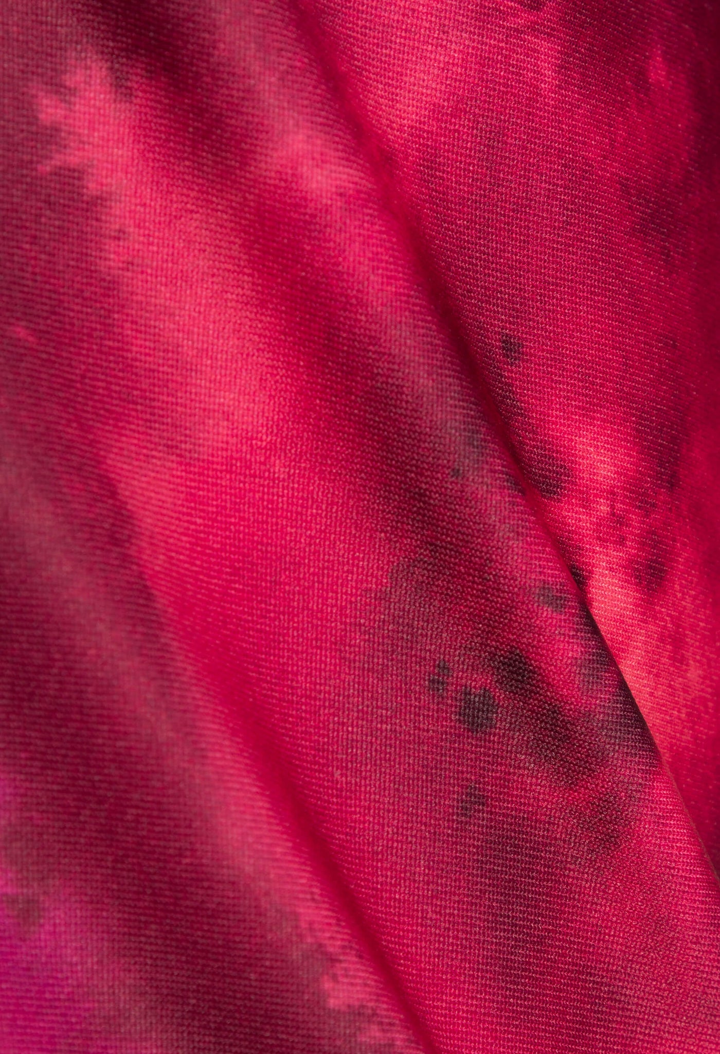 Découvrez l’imprimé Aquaflo framboise, une création unique qui marie l'élégance des motifs floraux abstraits aux nuances chaudes de rouge, le tout relevé de subtils accents noirs.