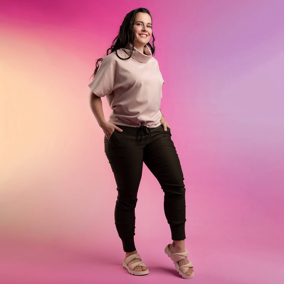 Chandail Athena rose et pantalon Sasha kaki: des créations québécoises signées KSL