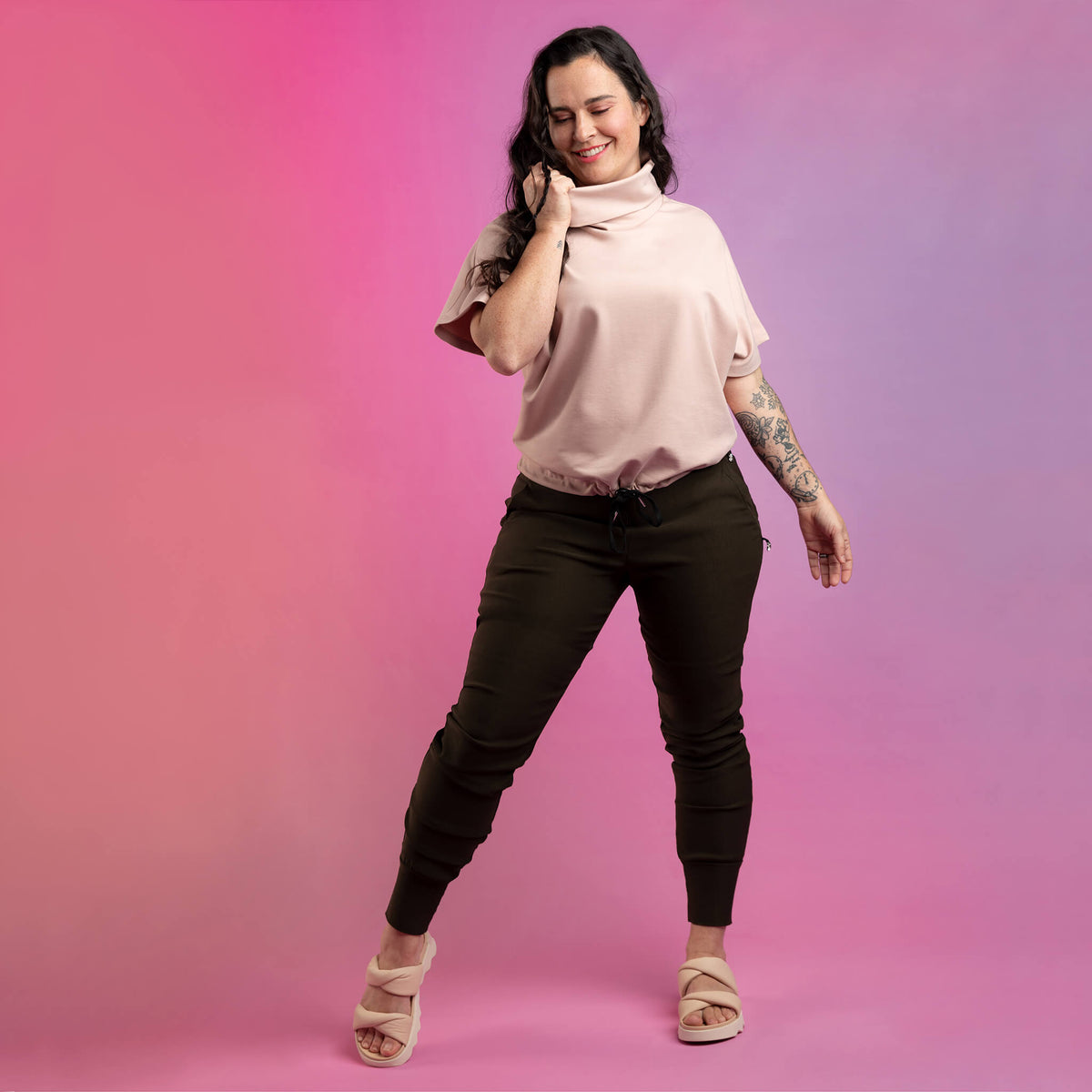Chandail Athena rose et pantalon Sasha kaki: des créations québécoises signées KSL