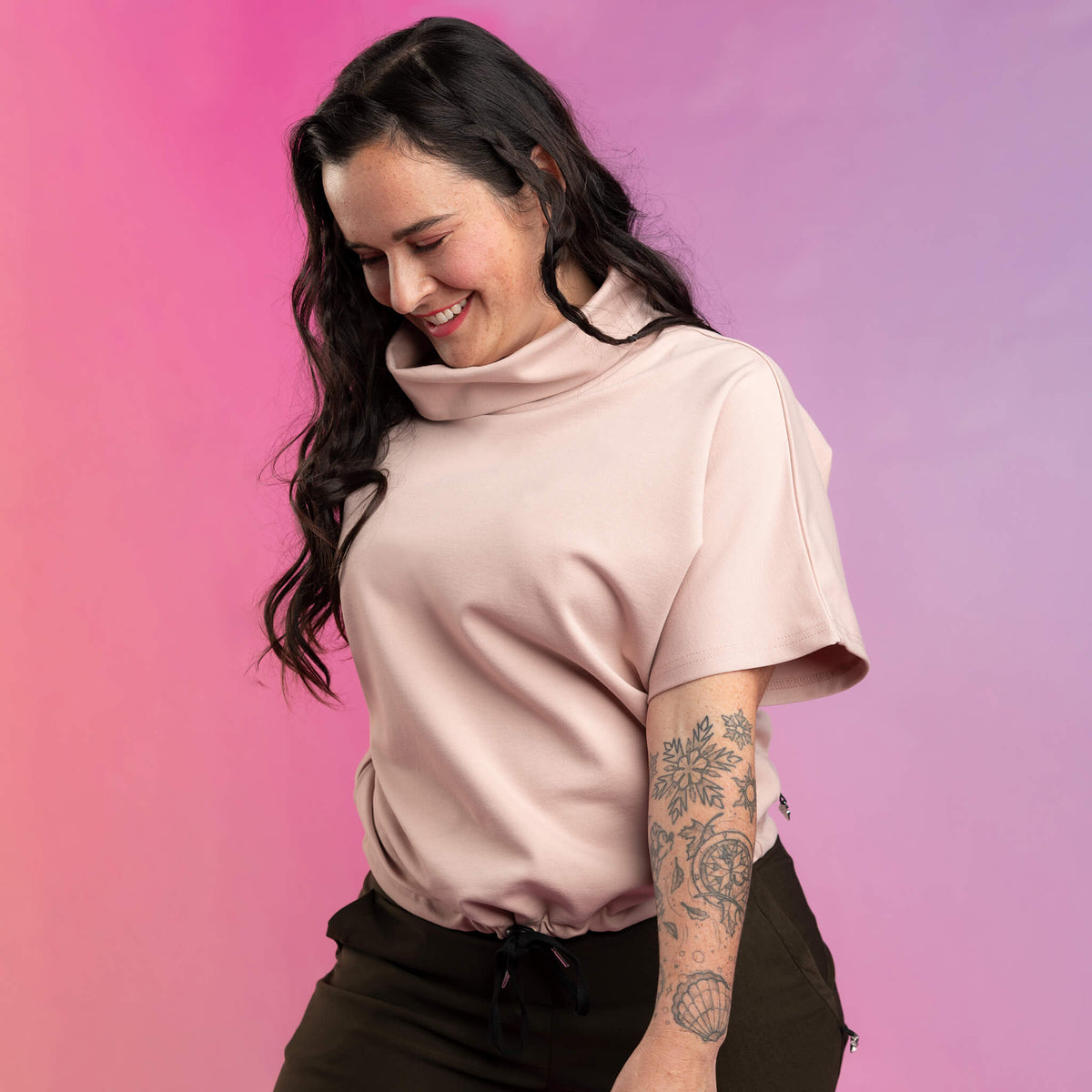 Chandail Athena rose et pantalon Sasha kaki: des créations québécoises signées KSL