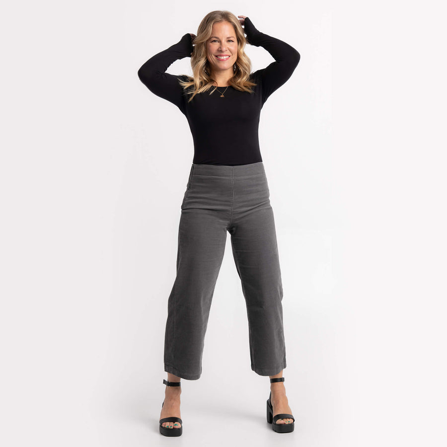 Lily Yoga Jeans gris - Chandail Kaelie noir: des créations Québécoises signées KSL