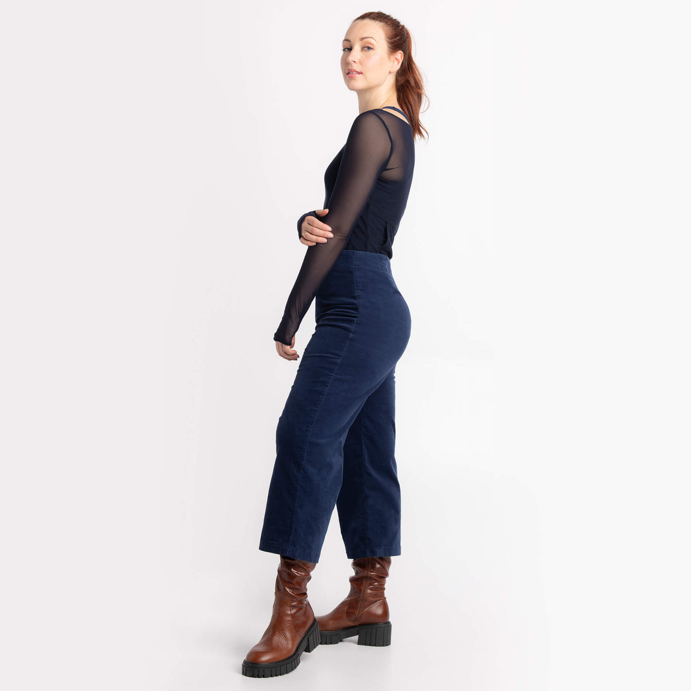 Lily Yoga Jeans marine - Chandail Kaelie diaphane marine: des créations Québécoises signées KSL 