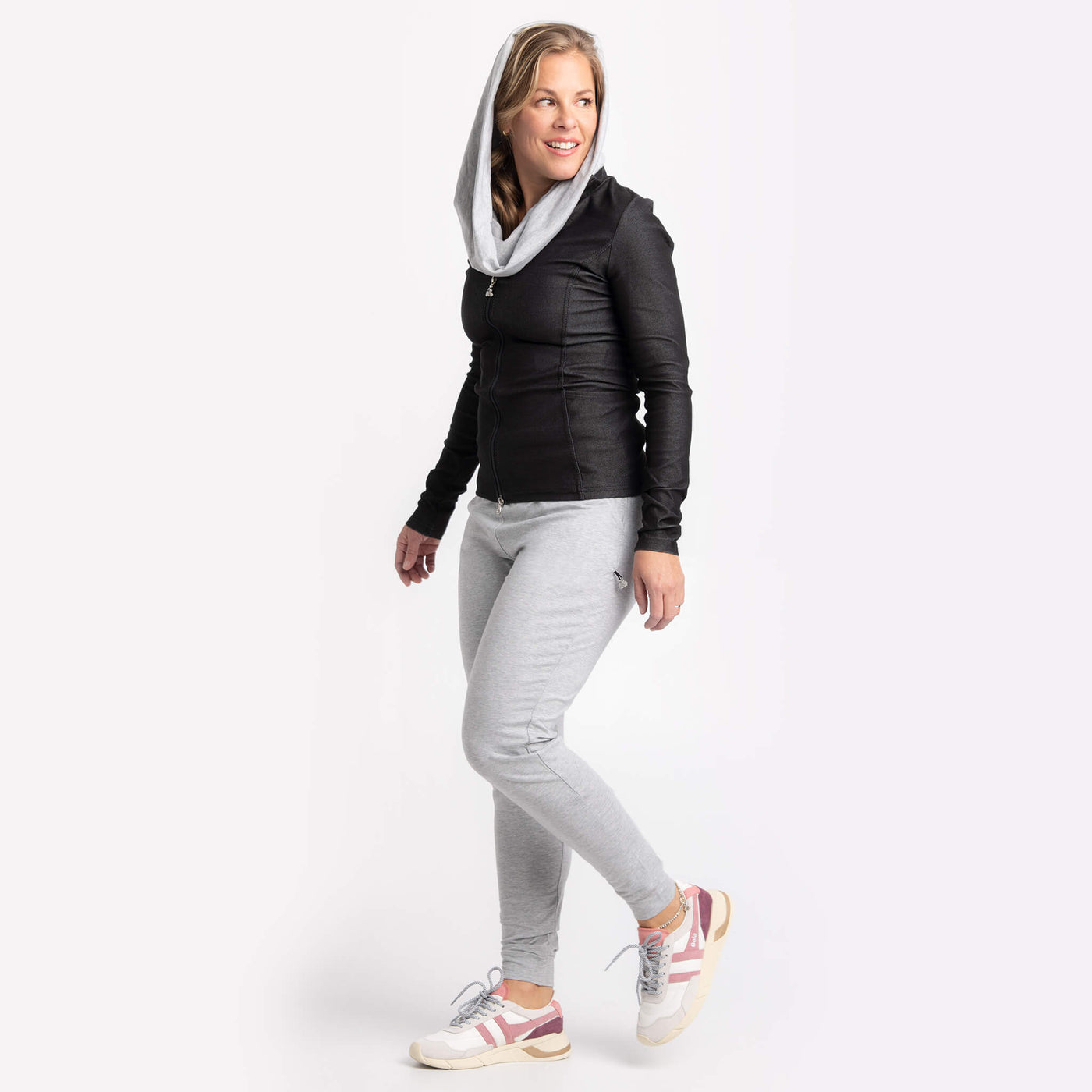 Veste Jade Denim noir et Scarlette combinaison gris pâle: des créations Québécoises signées KSL.