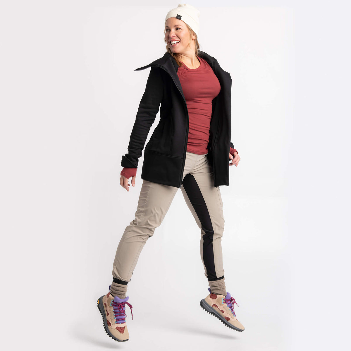 Veste Diana, chandail Maité bordeau, pantalon Renée beige, tuque Alpaga: des créations Québécoises signées KSL