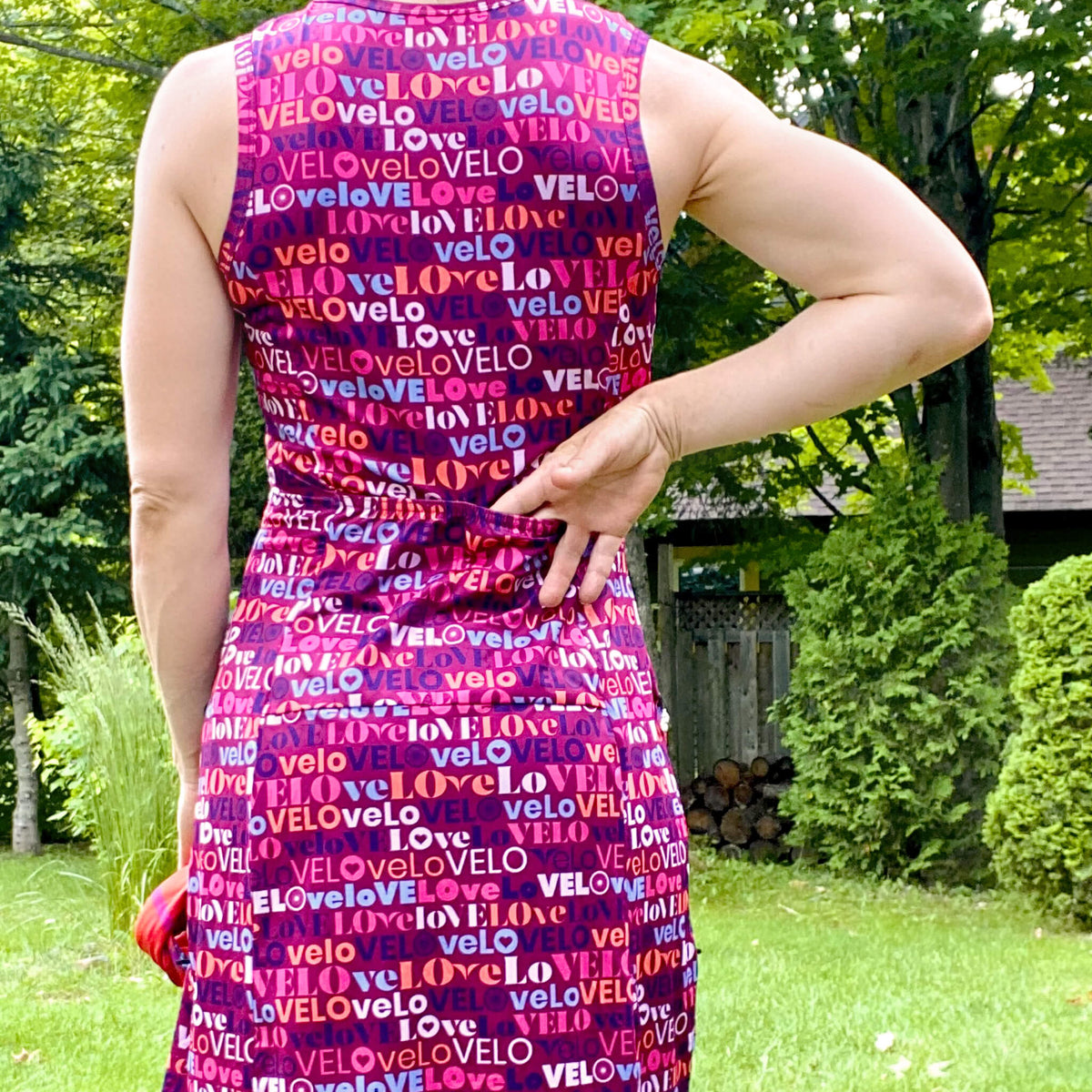 Robe de vélo courte sans manches avec encolure en V - Vivia Collection LOVELO